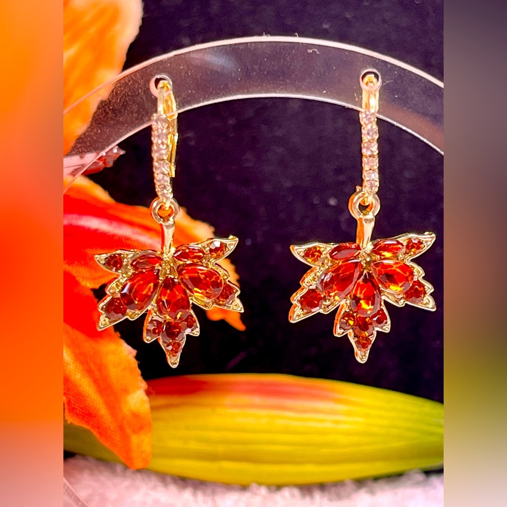 *Host pick* 🍁rhinestone maple leaf earrings and gold accent/huggies